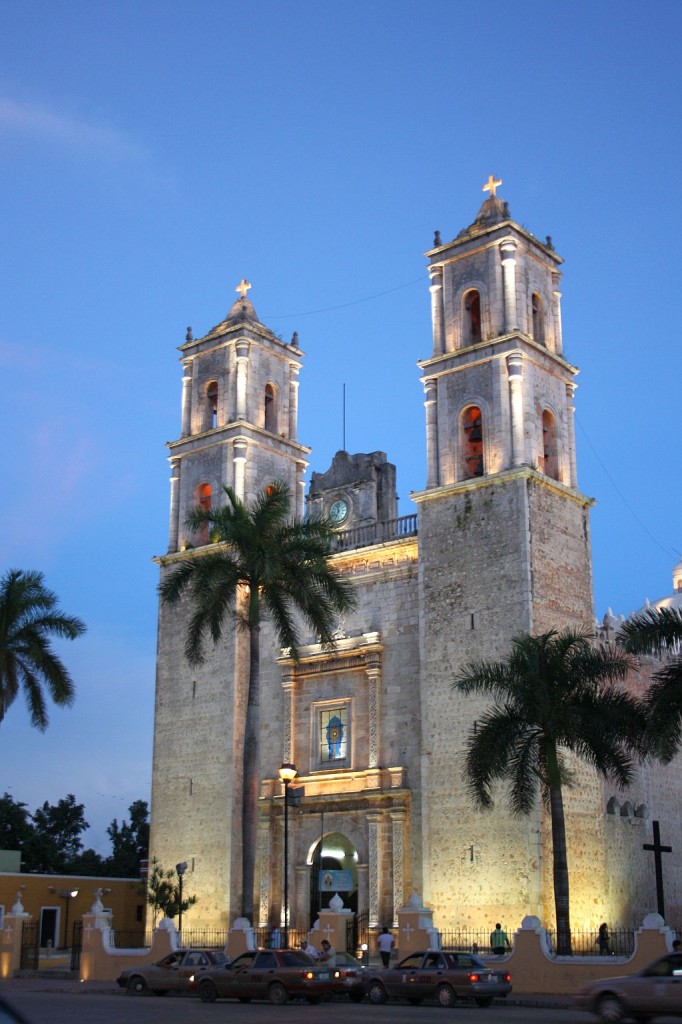 valladolid mexico cathedral at night